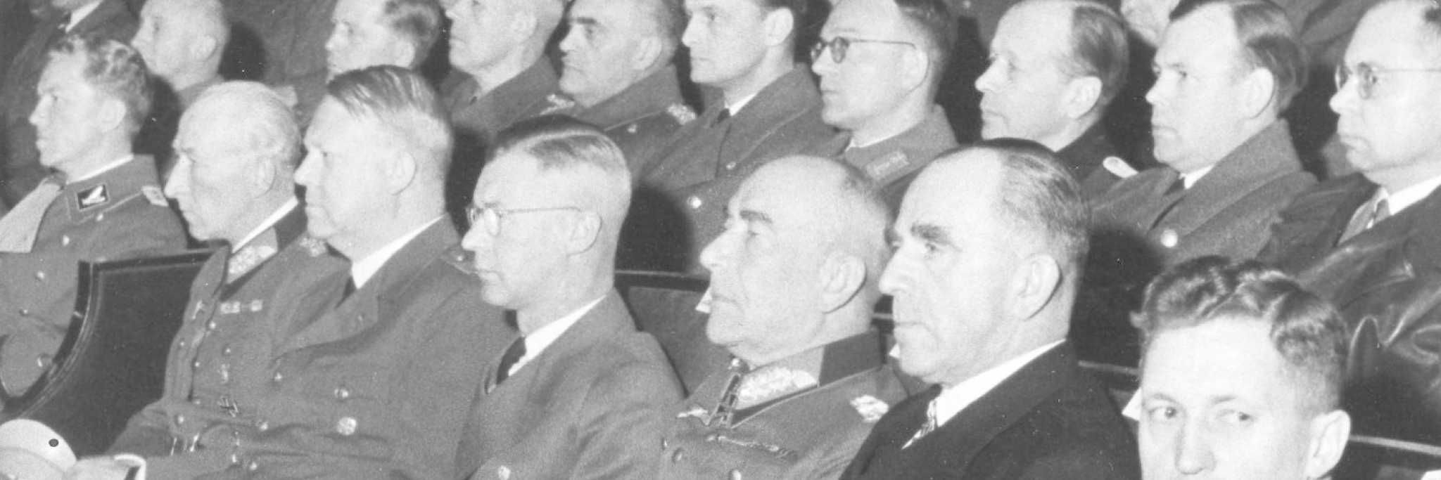 Fra Colosseum kino. T.h. ministerialdirigent G.W. Müller. Bak Vidkun Quisling og Josef Terboven, justisminister. Sverre Riisnæs, Finn Støren, arbeids- og idrettsmin. Axel Stang, ukjent, fylkesordfører Olav Fermann, kansellisjef Ørnulf Lundesgaard.