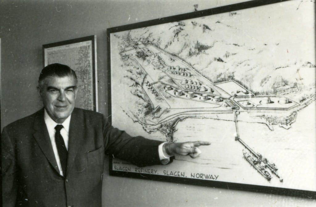 Norval F. Myers viser fram planene for raffineriet. Fotograf Jan Greve, ukjent år.