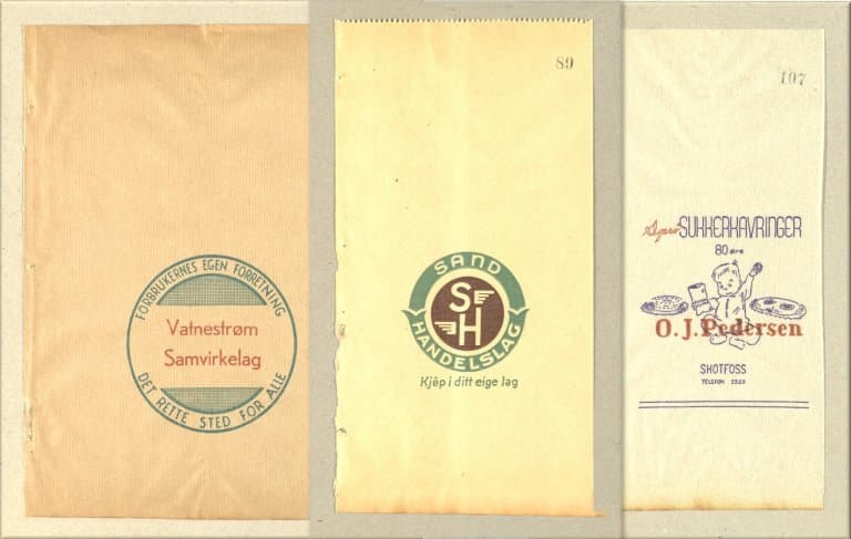 Samvirkelag, bakerier og konditorier. I mellomkrigsårene ble det etablert utallige samvirkelag i både by og bygd. Trykkene på samvirkelagenes og handelslagenes poser var ofte enkle og nøysomt utformet, og som regel hadde man med et slagord som skulle bidra til at folk ble medlemmer i samvirkene. Her er to eksempler fra Vatnestrøm samvirkelag i Aust-Agder, og Sand Handelslag i Rogaland. Fra 1968 gikk de fleste samvirkelagene i Norge over til felles logo med den velkjent oransje S-en på butikkene og de nye plastikkposene.
På posene fra ulike bakeri- og konditoriforretninger som reklamerte for sukkerkavringer var barn et yndet motiv. Til høyre over er et eksempel på en smårolling som koser seg med kavringer fra O. J. Pedersens bakeriutsalg på Skotfoss utenfor Skien. (Arkivreferanse: Statsarkivet i Kristiansand, Privatarkiv dep.nr. 1485 A/S Mandals papirindustri, W-0075, -0076, -0077 Posetrykk).