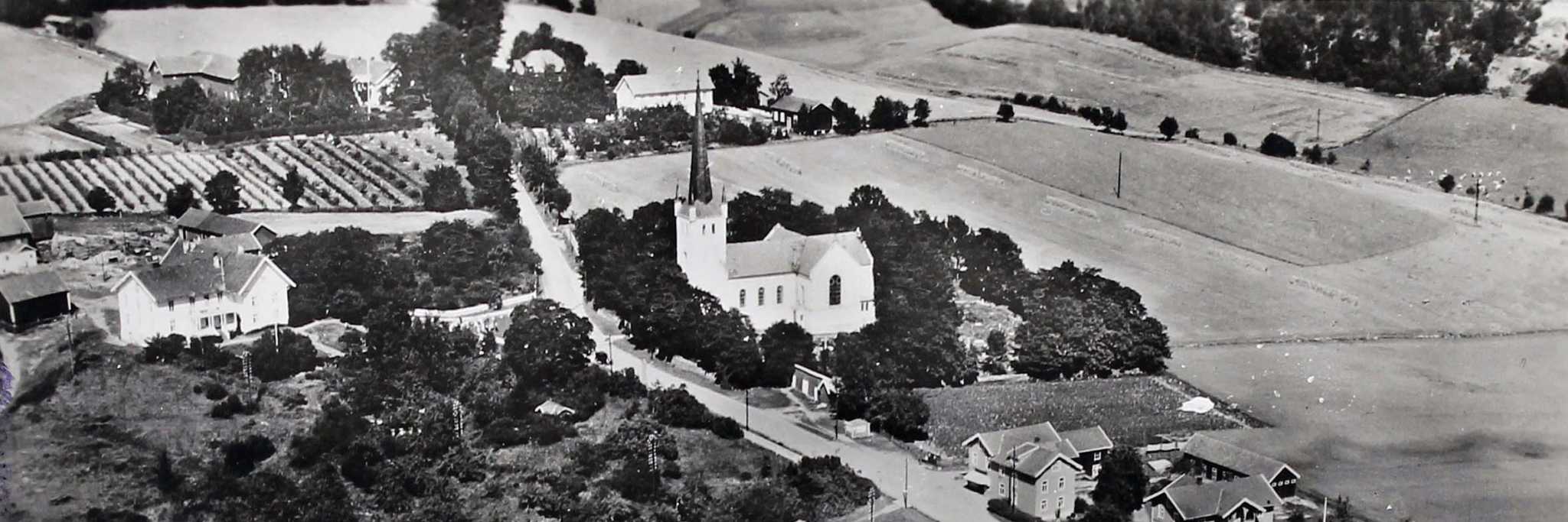 Norderhov kirke, udatert. Foto: Widerøe. Norderhov sokneprestkontor, Eb Eiendommer 22 (1739-1965).