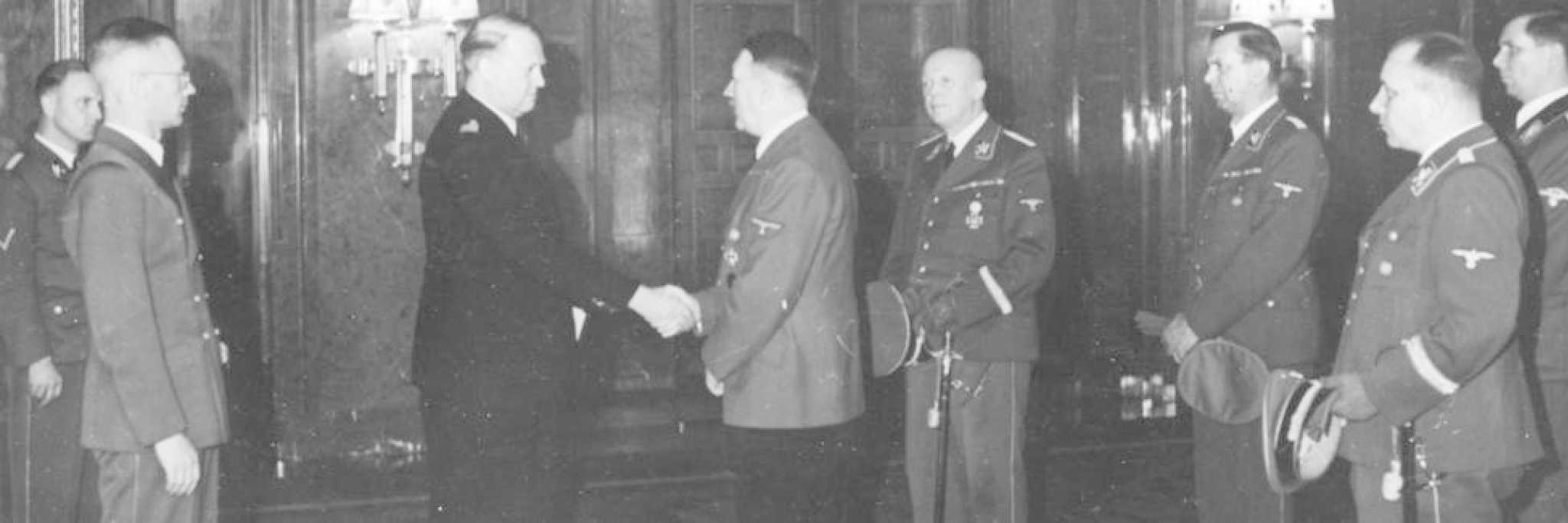 Quisling på statsbesøk hos Hitler i Berlin 13. februar 1942. Fra venstre: Ukjent, Reichskommissar Terboven, Vidkun Quisling, Adolf Hitler, Reichsminister Fr. Lammers, Gruppenführer Schaub, Reichsleiter Bormann og Gruppenführer Bormann. Bildet er hentet fra Reicksommissariats Bildarchiv i Riksarkivet (RA/RAFA-3309/U 39A/4/4-1).