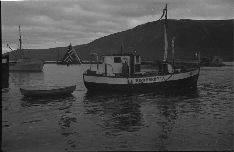 Kirkeskøyta. Kapellet i kirkeskøyta skulle dekke viktige åndelige behov da gjenoppbyggingen var i startfasen. (SATØ S-1512: Arkivet Biskopen i Nord-Hålogaland, Lpnr. 563, Statsarkivet i Tromsø.)