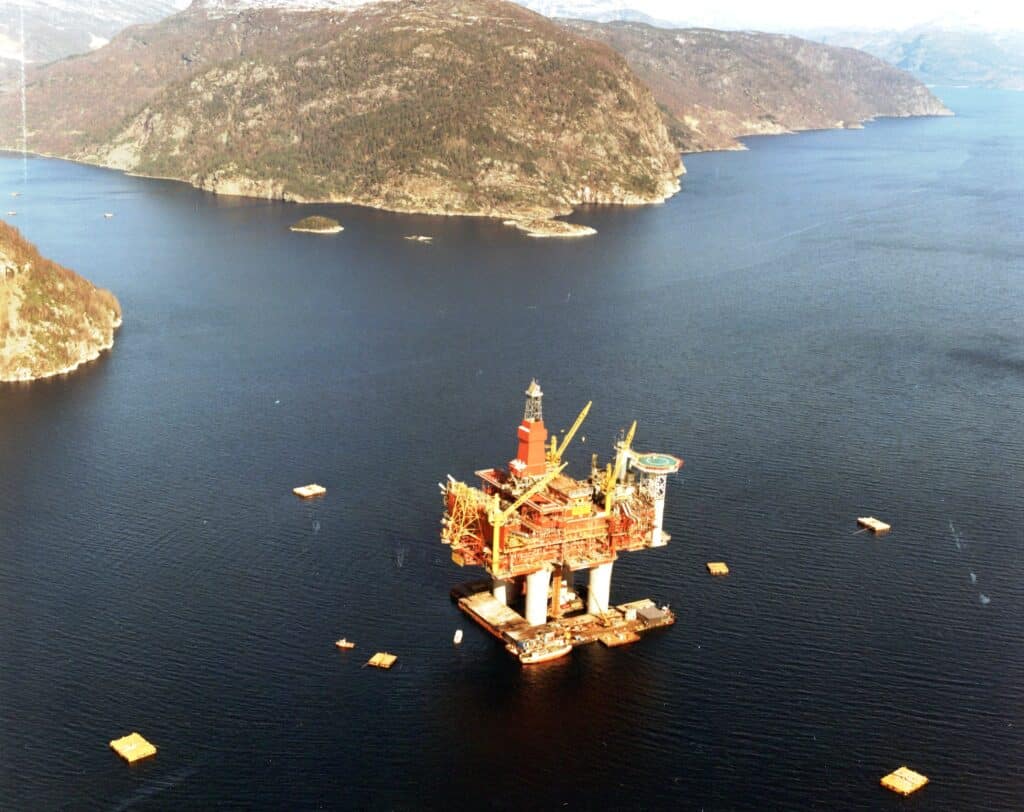 Statfjord C før uttauing til feltet. Fotograf og årstall ukjent.