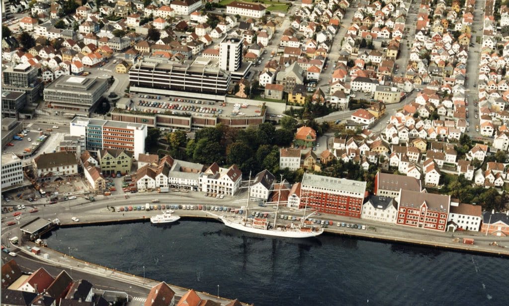 Mobil Exploration Norway Inc. hadde hovedkontor i de karakteristiske røde Crossed-Fish byggene i Stavanger sentrum. Disse lokalene hadde tidligere huset en hermetikkfabrikk. Fotograf og årstall ukjent.