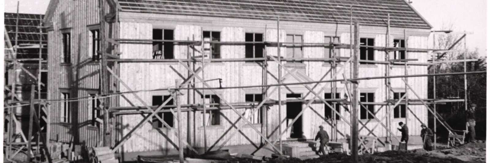 Det er ingen tekst på bildet, men andre bilder i samme mappe er merket «Husøn». Det finnes mange steder i landet som heter Husøy, men tyskerne drev med utbygging av oljehavn på Husøy ved Tønsberg, og dette bildet kan meget mulig vise bygging av boliger i tilknytning til dette anlegget.