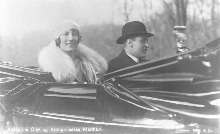 Kronprinsparet 1929. Bildet viser kronprinsesse Märtha og kronprins Olav i åpen vogn 22. mars 1929. Kronprinsesse Märtha (1901-1954) var norsk kronprinsesse fra 1919 til 1954. Hun oppfordret norske kvinner til å forberede seg på en mulig krig. Det førte til opprettelsen av Kvinners frivillige arbeidshjelp, men organisasjonen ble nedlagt allerede høsten 1941. I 1950 tok kronprinsesse Märtha på ny initiativ til å etablere en beredskapsorganisasjon for kvinner. Det resulterte i at det den 9. april 1951 ble avholdt stiftelsesmøte i Stortinget for Kvinners Frivillige Beredskap (KFB). KFB består i dag av ni landsomfattende humanitære organisasjoner. (Arkivreferanse: RA/PA-1296: Mittet & co/Riksarkivet)