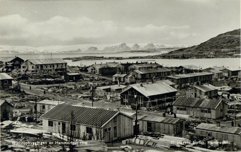 Gjenoppbygging. Postkort der motivet er gjenoppbyggingen av Hammerfest i 1946. (SATØ S-1512: Arkivet Biskopen i Nord-Hålogaland, Lpnr. 563, Statsarkivet i Tromsø.)