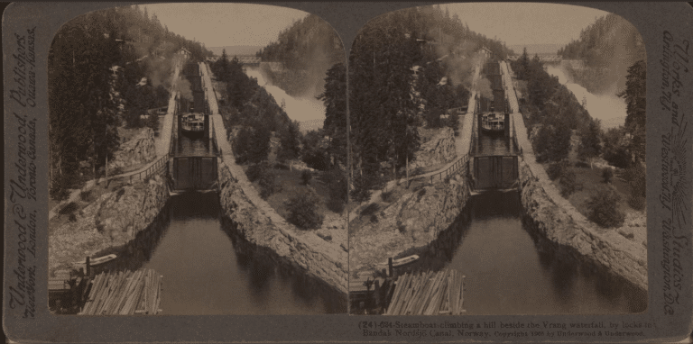 Det er ikke tvil om at utenlandske fotografer lot seg imponere over sluseanlegget ved Vrangfoss: “Steamboat climbing a hill beside the Vrang waterfall, by locks in Bandak Nordsjø Canal, Norway” er bildeteksten på Underwood & Underwoods stereofotografi fra 1905. Utlån: Nasjonalbiblioteket