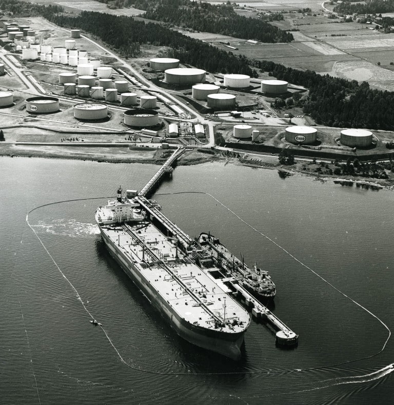 ”Esso Gascogne” og ”Esso Slagen” demonstrerer flytelenser for å begrense oljeutslipp 19. september 1973. Fotograf ukjent.