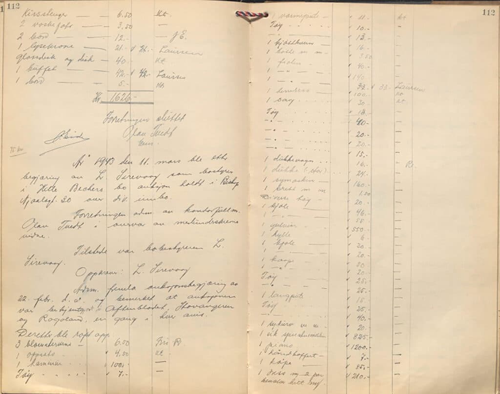 Utsnitt fra auksjonsprotokollen 11. mars 1943 som viser åpningen av auksjonen over Hille Beckers bo i Biskop Njålsgate 30. Innføringen opplyser at kontorfullmektig Olav Tvedt ledet salget, og at bobestyrer L. Sirevaag var til stede. De første gjenstandene som roptes opp var blomsterurner, oppsats, kaminur, tøy og varmepute.
