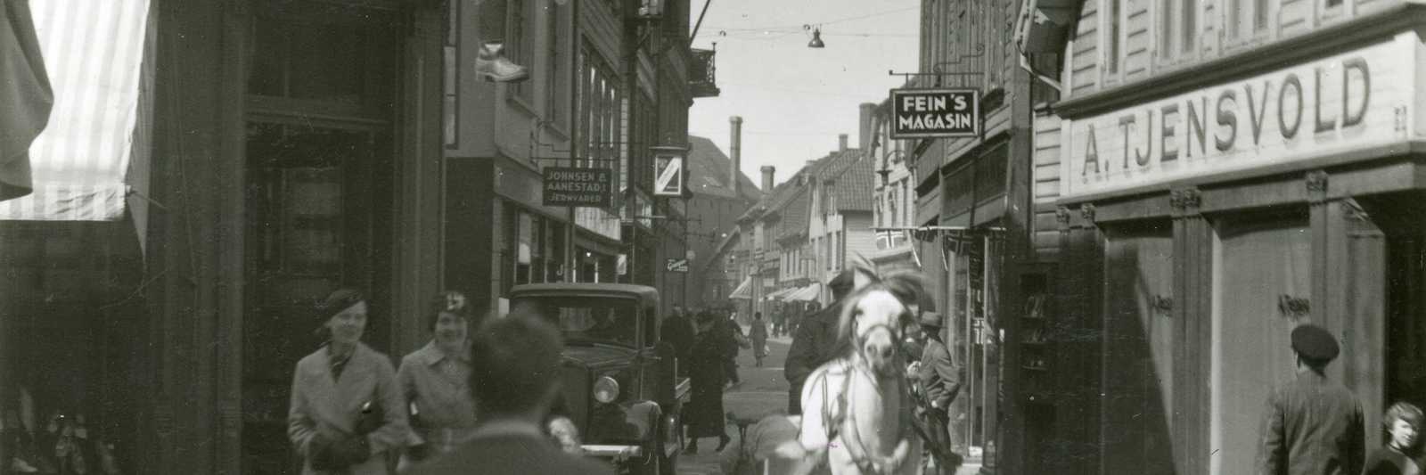Østervåg i Stavanger på 1930‑tallet, med forretningen Feins Magasin.
