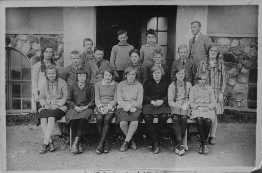 Klassebilde fra Bryne skole, ca. 1927–1928. Israel Becker står som nummer tre fra høyre i andre rekke. Foto: Time bibliotek.