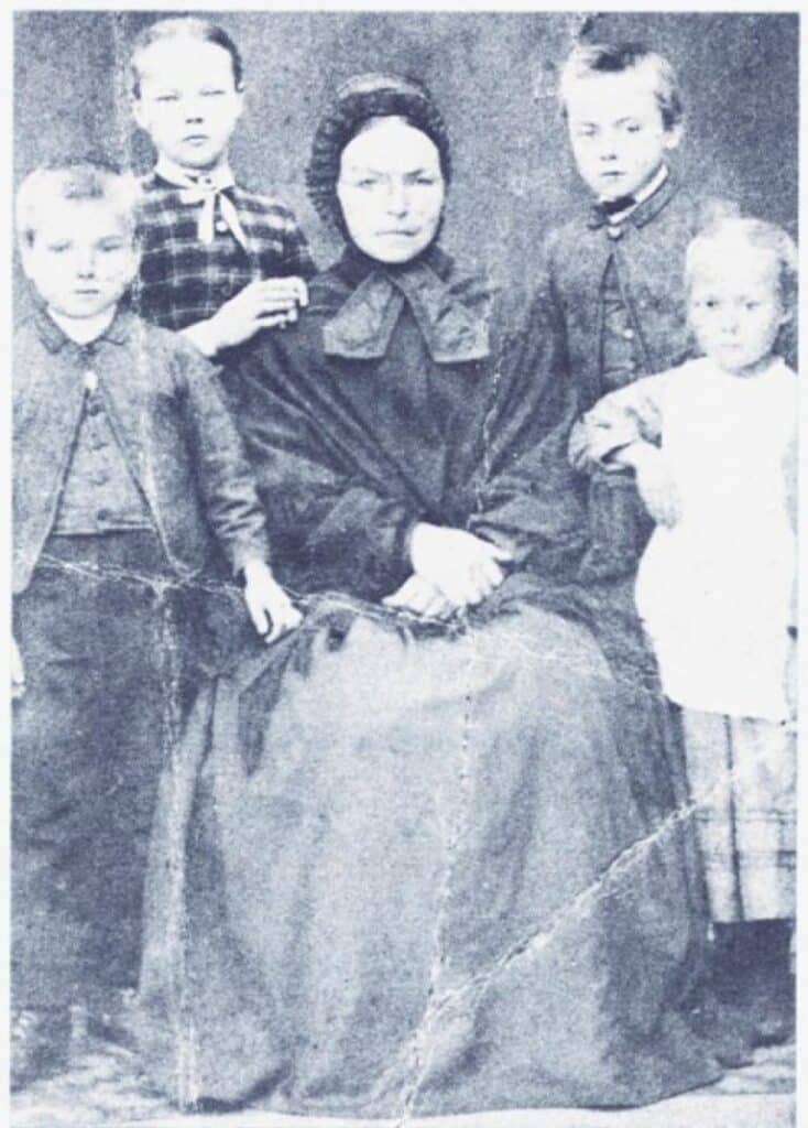 Fotografi frå 1870‑åra av Ane Oline med barna Ola, Inger Marie, Abel og Ane Oline. Fotograf ukjend.