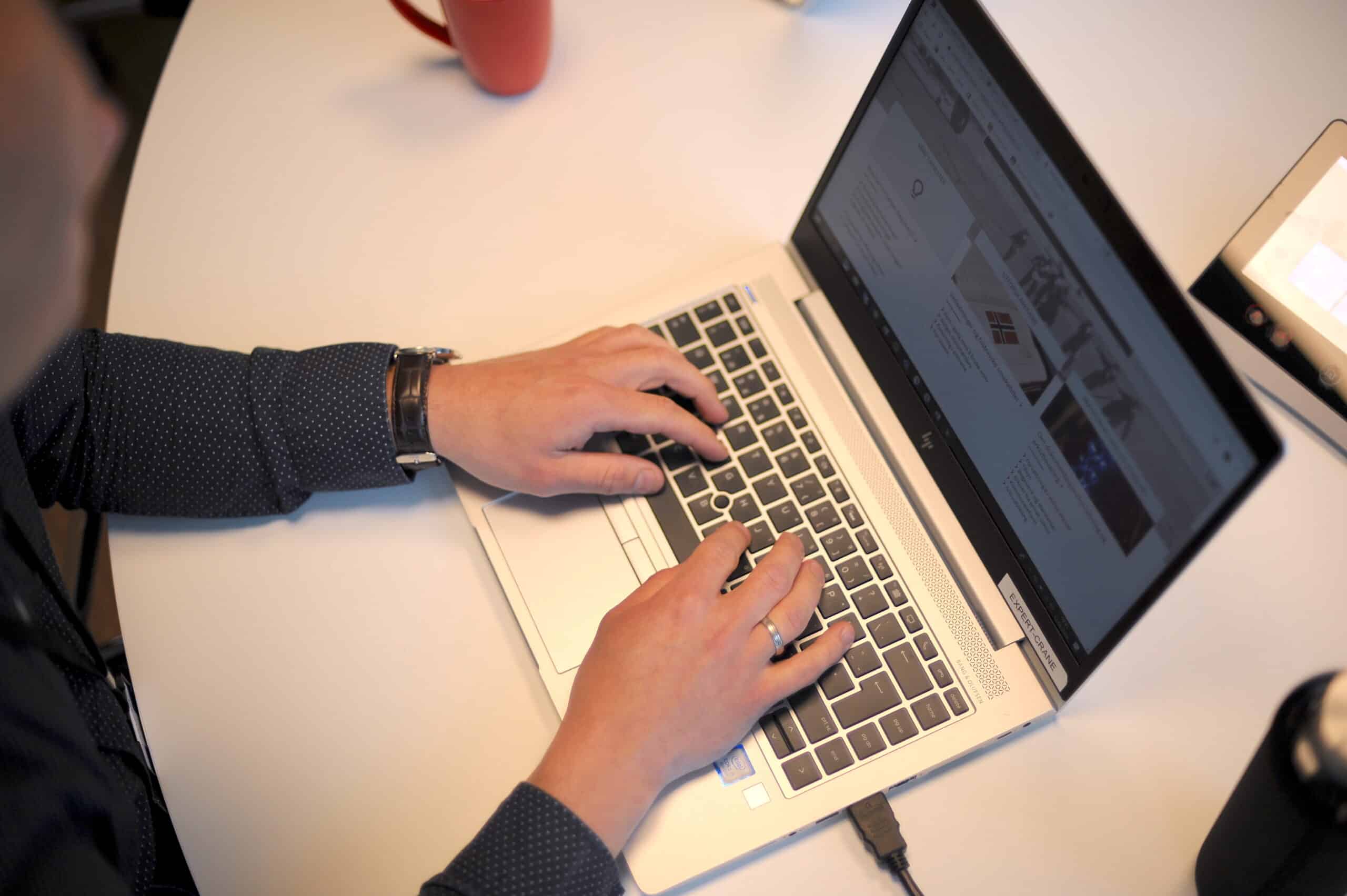 Noen som skriver på en bærbar pc