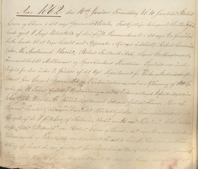 Utsnitt fra forhandlingsprotokollen som beskriver åpningen av skolens nye gymnastikklokale 10. januar 1862, med rektors orientering om seremonien, takksigelser og organisering av undervisningen.