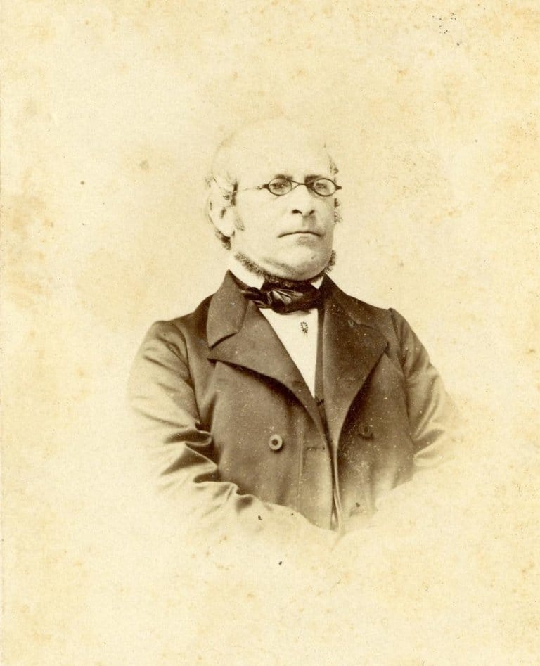 Sort‑hvitt portrett av Samuel Stub Knutzen, fotografert av Dorothea Arentz.