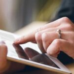 hender som holder en ipad