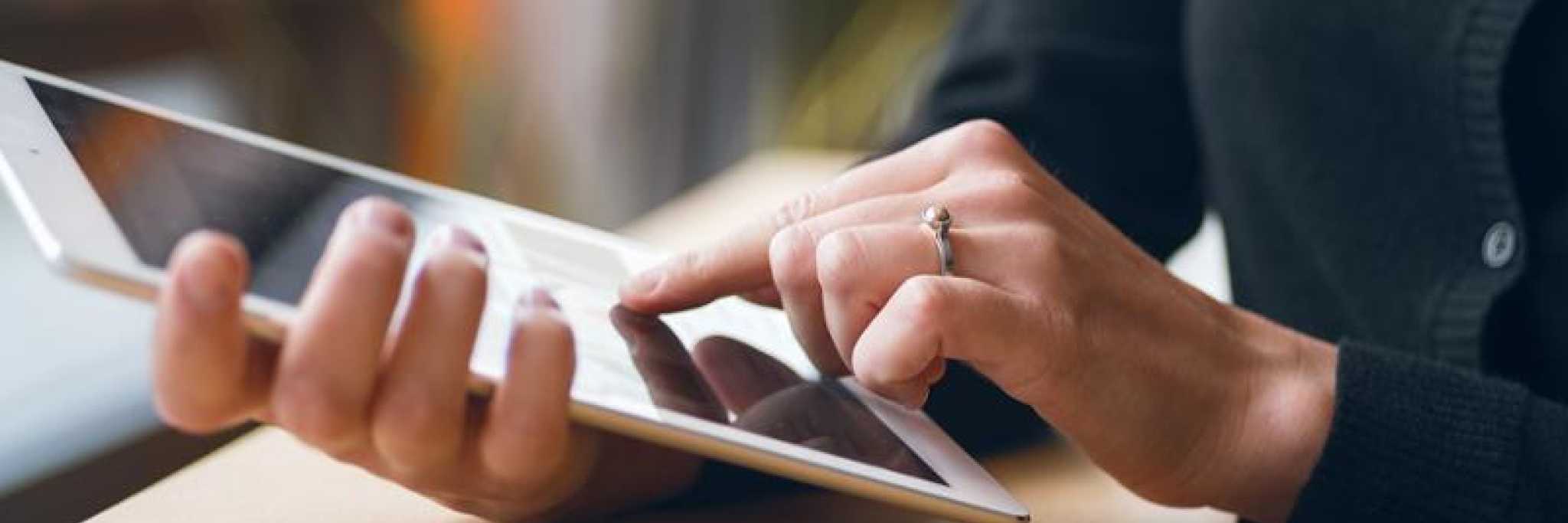 hender som holder en ipad