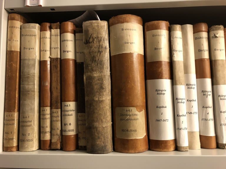 En knapp halvmeter med arkivsaker fra arkivene etter domkapittel og biskop. Brannen har ikke bare ødelagt mesteparten av arkivet, det ser ut til at biskop Randulf ikke orket å sette i gang igjen med å skrive! Neste kopibok i bispearkivet begynner ikke før i 1747, etter at biskop Erik Pontoppidan (1698-1766) var ankommet Bergen.