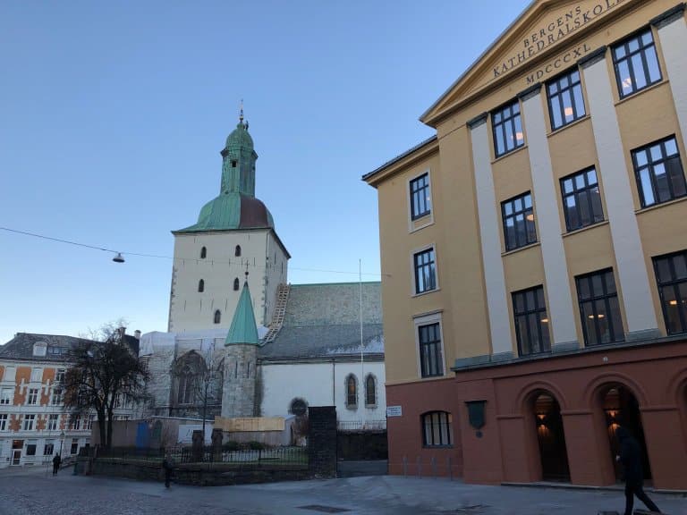 På dette bildet fra 2018 ser vi at Bergen katedralskole skygger for Domkirken. Den er faktisk så ruvende at det ikke er mulig å ta bilde av Domkirken fra samme vinkel som på det gamle bildet.