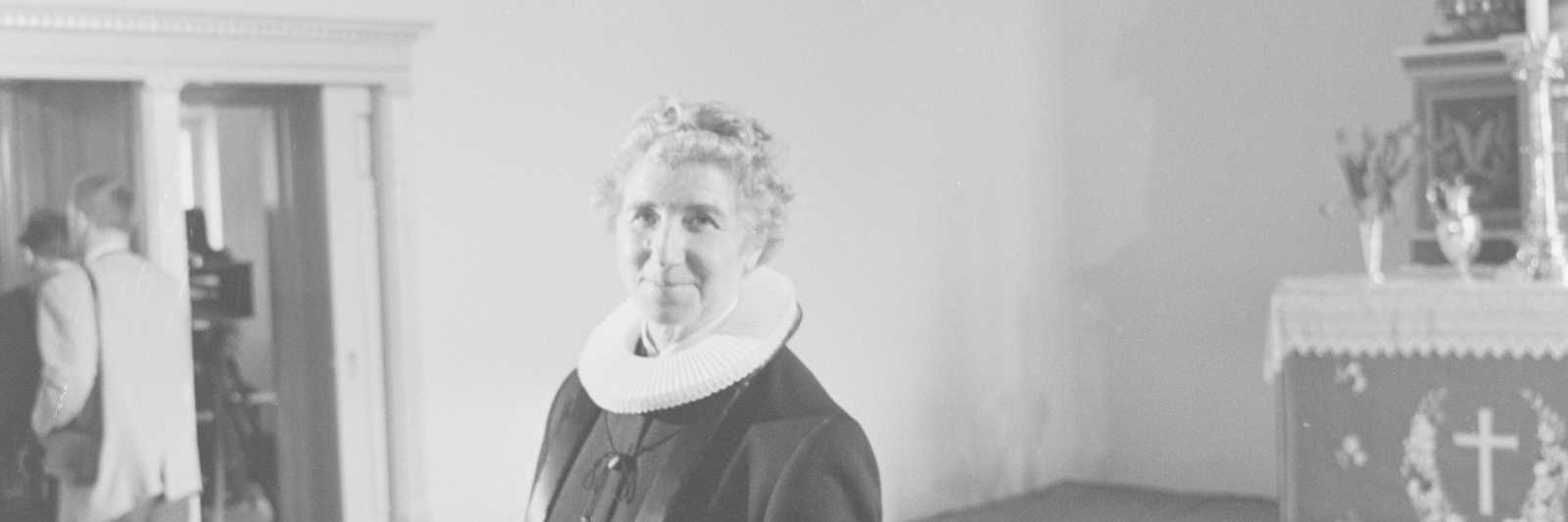 Ingrid Bjerkås, ordinasjon i Vang kirke. Biskop Harald Schjelderup. NÅ nr. 12, 1961 Foto: Lasse Klæboe/Riksarkivet/Billedbladet NÅ.