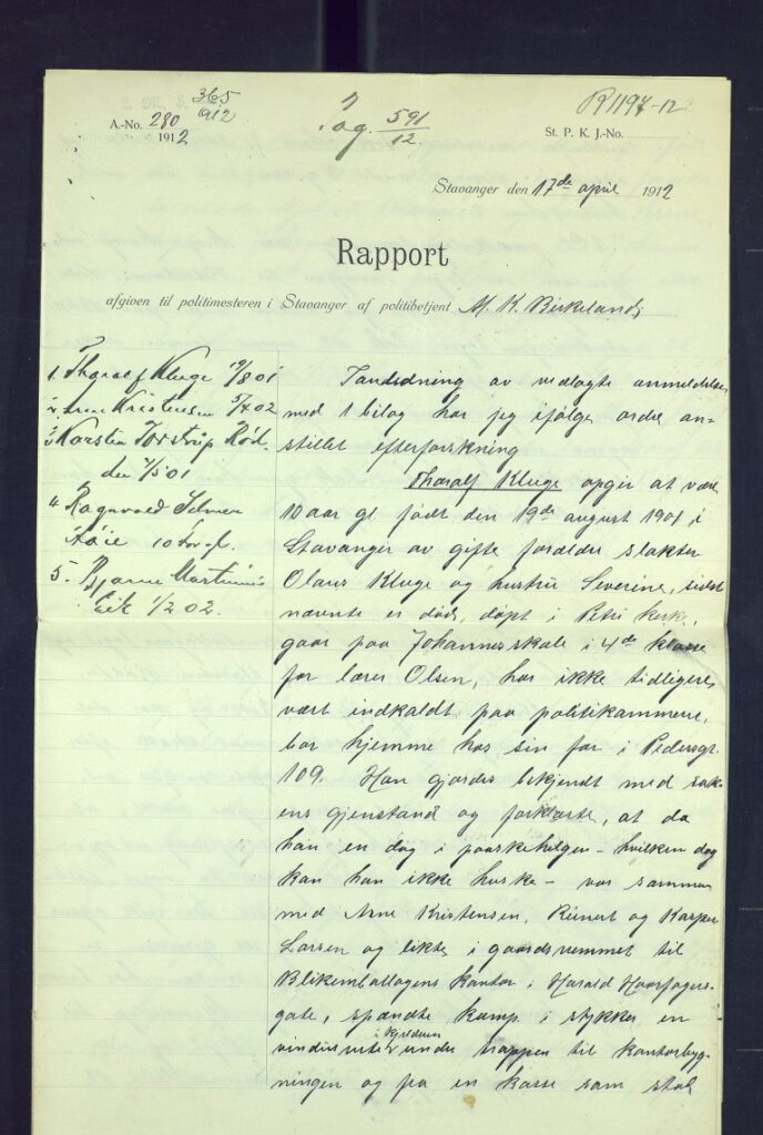 Første side av politibetjent Birkelands rapport om innbruddet Karsten og fire andre gutter foretok i 1912. Den er hentet fra Karstens elevmappe fra Lindøy skolehjem, 1912–1913.