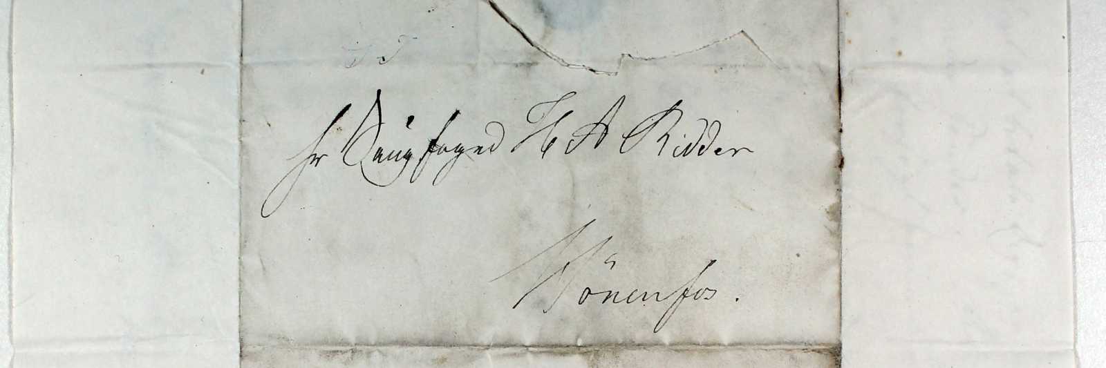 Brevet starter med «Min Ven!». Det blir fort tydelig at brevskriveren skylder Hans Andreas Ridder penger. Han hadde kommet i pengeknipe og uten mulighet til å betale Ridder. Problemene var store, og han spurte retorisk – hva fanden skal jeg gjøre? Penger hadde han ikke, stjele kunne han ikke og et lån kunne han heller ikke få! Han lovet imidlertid både ærlig og oppriktig at han skulle betale så snart han har penger under hendene. Brevet er signert M. L. Sundt og det kan godt være at det er nettopp denne Sundt som vi finner i folketellingen 1865 for Hole, som var brevskriveren.