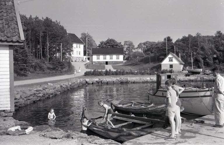 Gutter i aktivitet på Lindøy. Foto: Olaf A. Ellingsen. Årstall ukjent.