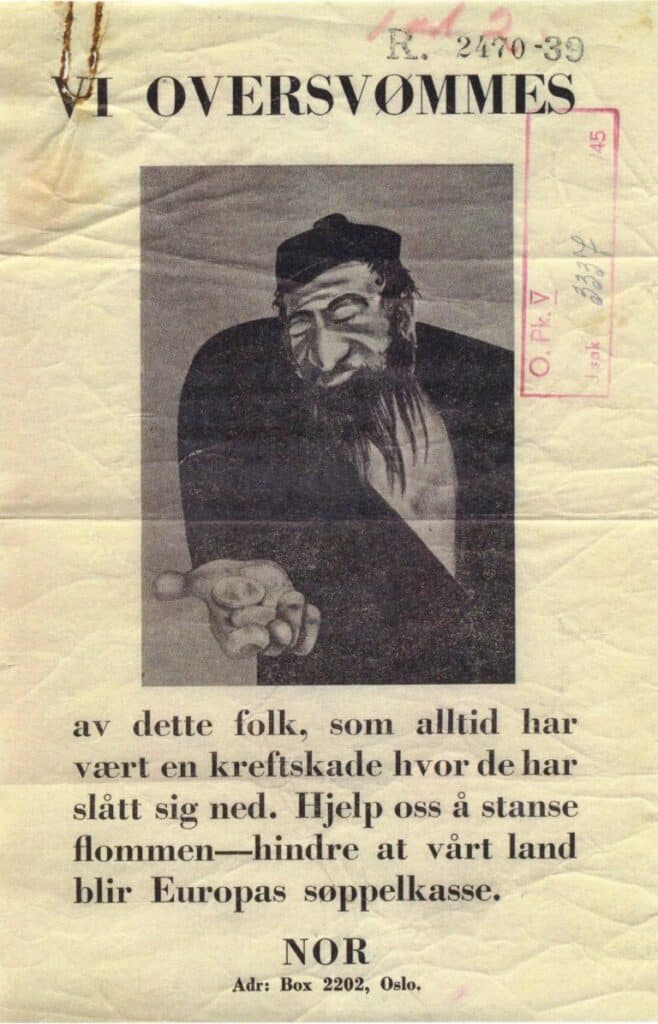 Et gulnet flygeblad fra 1939. Øverst står Vi oversvømmes i store bokstave. Under et bilde av karrikatur av en mann i typiske jødiske klær med sort hatt og frakk og pistrete skjegg. Han holder frem en hånd med mynter i. Under bildet står videre: av dette folk, som alltid har vært en kreftskade hvor de har slått sig ned. Hjelp oss å stanse flommen-hindre at vårt land blir Europas Søppelkasse. Utgitt av NOR, Adr: Box 2202, Oslo.