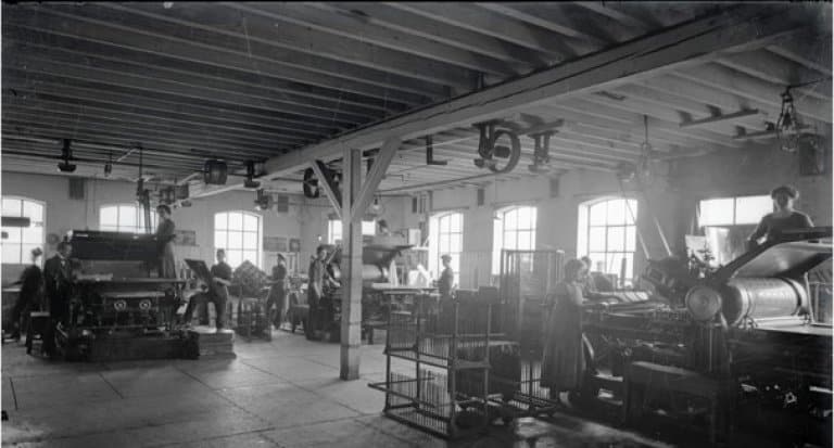 Utsnitt av et fotografi fra 1911 som viser arbeidslokalene til Stavanger Bliktrykkeri og Maskinværksted A/S i Ryfylkegaten 13.