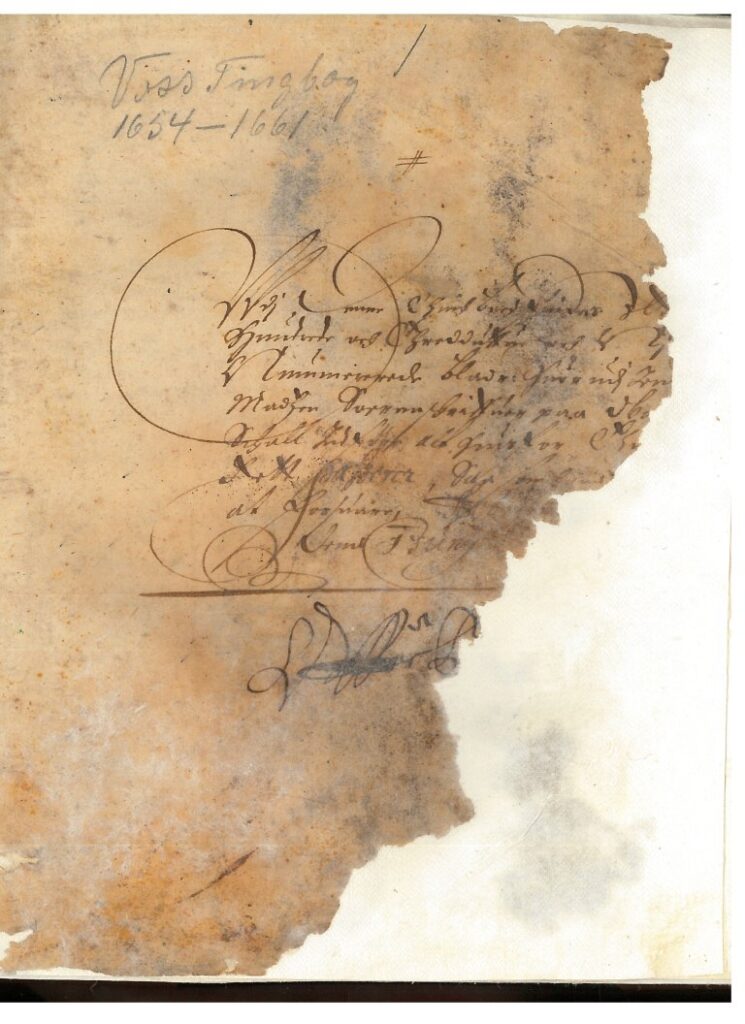 Den første sida i tingbok 2 for Voss, signert av lensherren Offue Bielke. Denne boka dekker perioden 1654-1661, men store delar av teksten er borte, fortært av sopp.