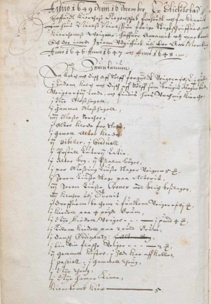 Utsnittet over er fra 1649 og er den eldste bevarte inventarlisten vi har fra Stiklestad kirke. Her er blant annet nevnt et par "Messing Liusse Stager", en "Jern Liusse Stage paa Alterit" og fire "Klocher udj Tornit" kan det være verd å merke seg den nederste innførselen, hvor kirkens 5 kyr nevnes. Les mer om kirkeku eller alterku. (Arkivreferanse: Statsarkivet i Trondheim, Kirkestol for Stiklestad kirke, 1649-1686).