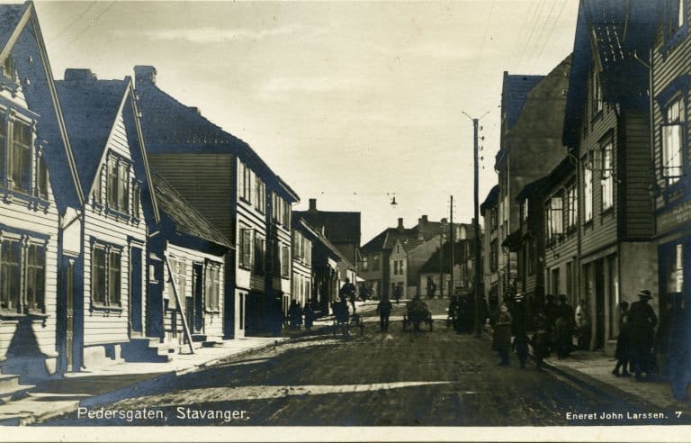 Pedersgaten ca. tidlig 1900 tall. Arkivreferanse: SAST, Pa 156 Wareberg.