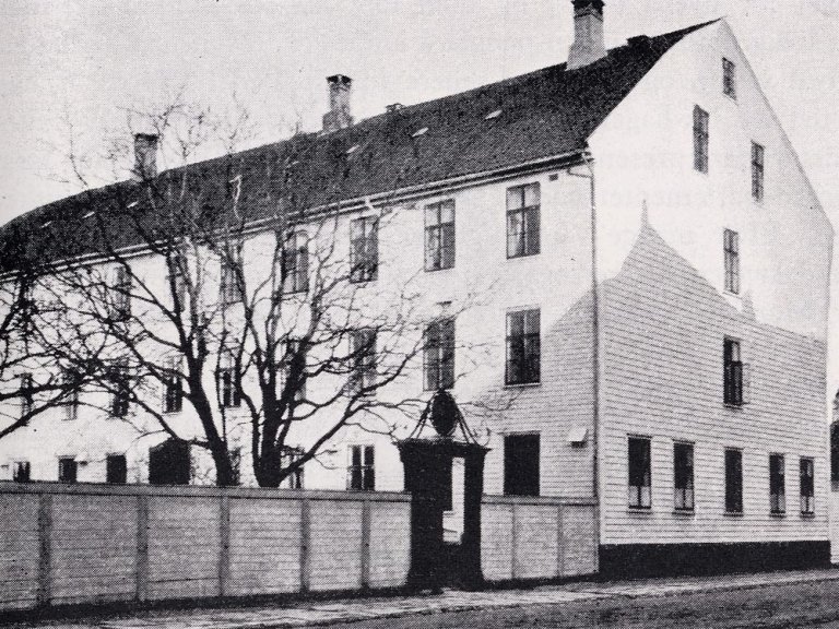 En ny og egen tukthusbygning ble oppført i årene 1803–1805. Det ble den største bygningen i byen og den eneste i tre etasjer. Etter at tukthuset ble nedlagt som institusjon, ble bygningen brukt som lærerskole. Bygningen ble revet i 1970-årene. Foto: Statsarkivet i Kristiansand.