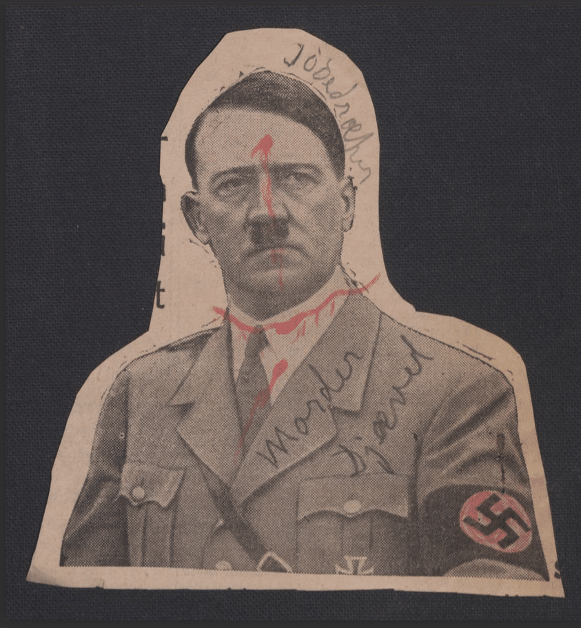Utklippet portrett av Adolf Hitler med påtegninger i rødt og håndskrevne kommentarer.