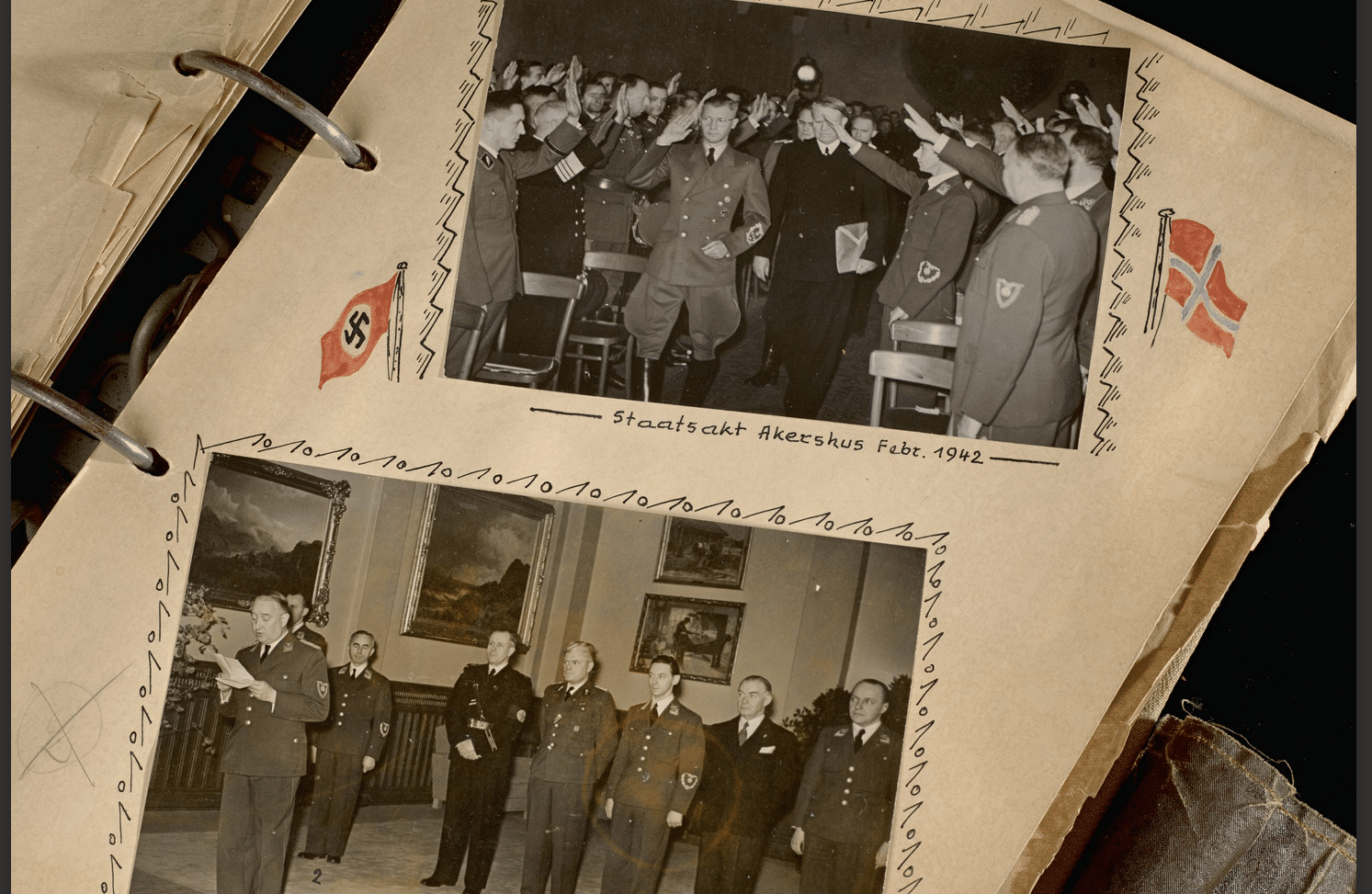 Oppslag i et fotoalbum fra andre verdenskrig. Siden inneholder to fotografier av nazister og norske NS-medlemmer samlet innendørs i 1942. Rundt bildene er det håndtegnede dekorasjoner og små flagg. Albumsiden er gulnet og satt inn i en ringperm.